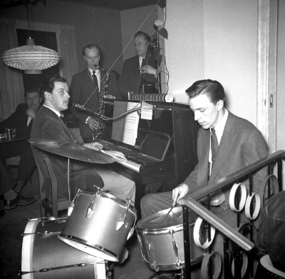Norrtullsgatan
Wikbergs konditori
Vid ståbas Olle Bamsing, med saxofon Leppe Sageby och på trummor Ulf Brushane.

Dok.110207/KG