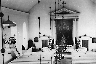 Kyrkan före år 1899 det året uppsattes den gamla predikstolen från Karolineskyrkan. Se: Nolins bok.     Vimmerby Kyrka med dess predikstol som då fastställdes, nu 1946 ligger i [---] Predikstol från gamla kyrkan inställdes 1899 [---] 1230. [---]          T.E.