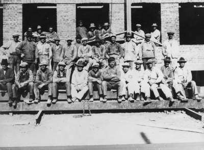 Folkskolan bygges åren 1929-1930 ( Astrid Lindgrens skola ) 1. Martin Thörn  2. Nils Johansson  3. Gustav Olsson  4. Axel Svensson   7. Edvin Svensson  8. Eriksson  9. Thor Melander  10. Viktor Karlsson  11. Edvard Blomgren  12. Karl Lindberg  13. Axel Karlsson 14. Karl Karlsson  15. Ludvik Fransson  16. Eric Carlsson  17. Ernst Nilsson  18. Hjälm  19. Karl Samuelsson  20. Emil Åberg  21. Erik Holmberg  22. Eric Holmberg  23. Paul Nilsson  24. Tebert Lindgren  25. Harry Hjälm  26. Josef Vennerkvist  27. Knut Hjälm  28. Ledung. Värkmästare Valfrid  29. Erik Holst 32. Johansson  33. Persson  34. Thörn  35. Ludvik Johansson    