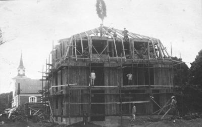 Uppförandet av skogsvaktare Edvin Gabrielssons nya fastighet Nordbacka vid Kungsgatan 1924