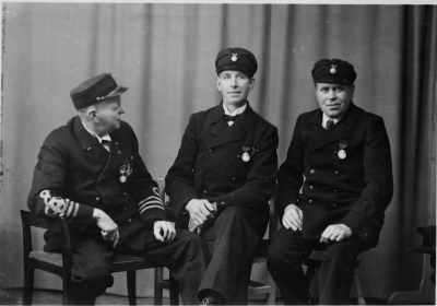 Evy Nicanders dokumentation: 
Brandchef Pålsson och nyblivna medaljörerna Karl Fransson och Ivar Wettermark.