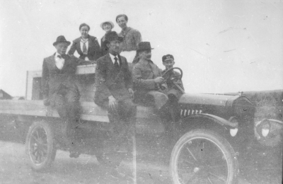 T. Forden som brandmännen skänkte staden, 1922 års modell.  1. Einar Lindblom 2. Mimmi Karlsson 3. Lisa Johansson 4. Selma Frisk 5. Axel Kindström 6. Oscar Johansson Sadelmakare 7. ?    