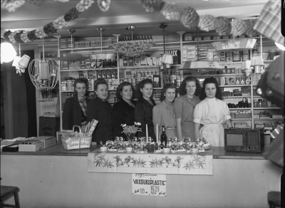 "Tvålhuset Resia" omkring 1945 fr v Anne-Marie Wretling, 2 Dagny Forsberg, 3 Erna Forsberg, 4 "Fia" Wacker, 5 Gunvor Andersson, 6 Maj-Britt Wacker, 7 Britt-Iris Svensson.
Resia låg först på Storgatan 29, flyttade sedan till Torget.