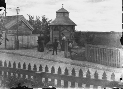 Brunnen låg på Storgatan 4, Lindbloms gård, mitt emot Posten, Storgatan 3. Byggdes i början av 1870- talet och fanns kvar efter att staden fick vattenledningar  1901.  Revs 1910, låg mitt emot Wahlbergska gården.   T.E.