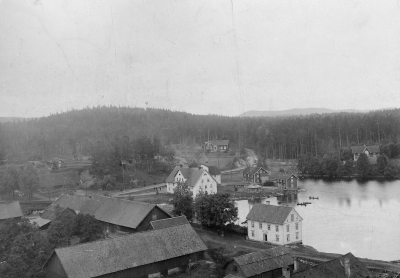 Bebyggelse fotograferat från fabriksskorsten 

Storebro gamla skola i bakgrunden, kasernerna, " Gula huset ". Till höger mejeriet

Uppgiftslämnare: S O och Erik Hultgren. Tage G.

