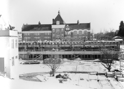 Stadsbiblioteket bygges 1972 Trädgårdsmästarens hus till vänster revs år 1975. T.E.