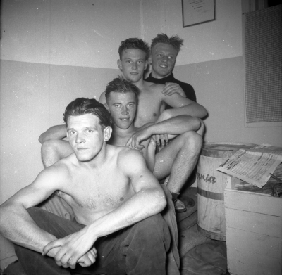 Brottning
Arne Gustavsson, Olle Larsson ( 3:e nerifrån ), Allan Gustavsson, Tage ( annan uppgift Lennart ) Jonsson

Dok.101201/KG