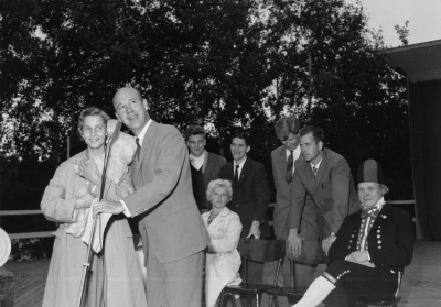 N T O föreställning i Storebroparken 
vid mikrofonen Lennart Hyland. Sittande kvinna Asta Pettersson (gift med Sven-Inge) 1:a fr h Jonas Öberg spelman från Kalmar, 2:a fr h Bille Dahlqvist och 4:a fr h Åke Harrysson

Dok.100531/KG