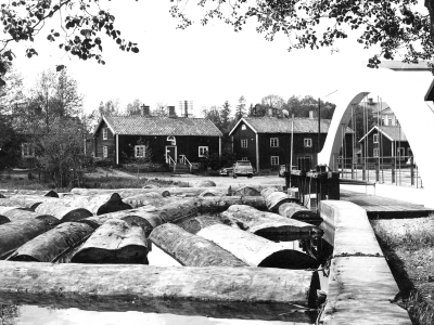 Storebro smedstugorna i bakgrunden. 1960-talet  T.E.