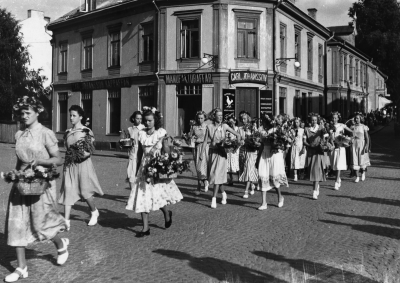 Barnens dag firande
- blomsterflickor -

Dok.100525/KG