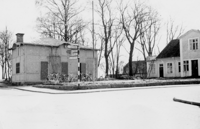 Uthus rives vid Rektorsgården. 
Stadsbiblioteket.