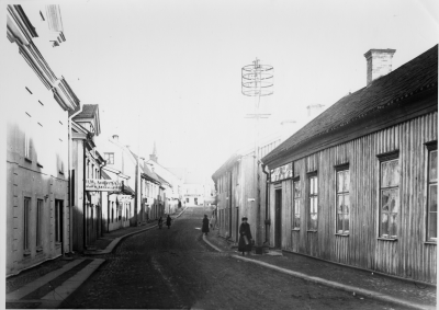 Västra Storgatan.
Waerns Café öppnades 1921, Frälsningsarméns hus.  H.W. Anderssons mössmakeri, Storgatan 23.
Till höger Blombergs hus, redaktion för Vimmerby Tidning. Nästa hus på höger sida Grankvistgården  T.E.	

Dok.090206/SJ

