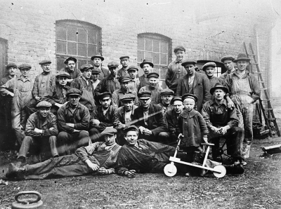 Industrier AB Beijer motorfabrik .
Bakre raden från vänster. 1 Elon Waern filare. 2 Folke Beijer svarvare. 3 Knut Liljeblad gjutare. 4 Vinqvist gjutare. 5 Ivar Sandberg svarvare. 6 Hugo Nilsson. 7 Adrian Larsson. 8 Konstans Bäckström gjutare. 9 Sture Beijer  svarvare. 10 Einar Hägg svarvare. 11 Hjalmar Larsson gjuterihantlangare. 12 Olle Johansson. 13 John Frank maskinmålare. 14 Göte Nilsson gjutare. 15 Birger Nilsson gjutare. 16 Erik Lindgren filare. 17 Ossian Åberg svarvare. 18 Valter Beijer svarvare. 19 Sköld gjutare. 20 Karl Gustafsson gjutare. 21 Emrik Hägg svarvare. 22 Emil Beijer svarvare. 24 Erik Johansson resemontör. 25. 26. Axel Liljeblad filare. 27 Birger Gustavsson  Bäckskolan. 28 Gustav Linder filare. 29 Sven Lijeblad filare. 30 Algot Lijegren smed.                  