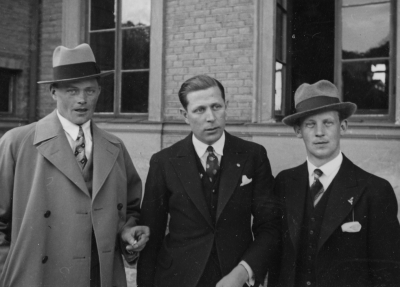 Från  vänster  1. Einar Lindblom, trädgårdsmästare,  2. Arne Skölborg, bilförsäljare, 3. Johansson brevbärare, gift med Axel Fasts dotter.       