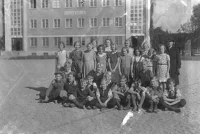 Folkskola 
Skolklass
Lärarinna Kilberg



Dok.080711/RS