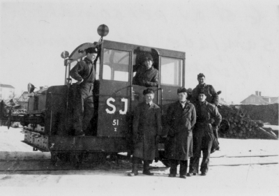 Allan Jonssons egen dokumentation: " Sex  av personalen samlade vid lokomotorn i Vimmerby på 50-talet."