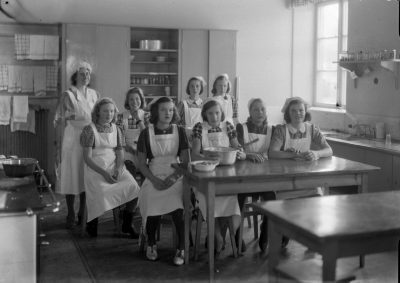 Skolkök, hushållslärare Greta Hammarstrand, rad1 Inez Nilsson, Elsie Nilsson, Gunvor Axelsson och Eivor Larsson?


Dok.070711/RS