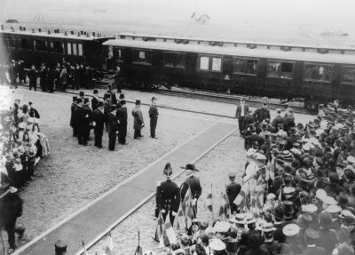 Oscar II:s salongsvagn vid järnvägsinvigningen. Gustav (V) i gruppen till höger med plym i hatten.  