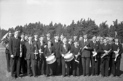Musikkåren. P.O. Olsson, Harry Karlsson, K.E. Malmberg, Willy Karlsson, Folke Gustavsson, Lasse K.  Cederteg, Lasse "Pjatt" Karlsson, Karl Johansson, Bo K. Cedeteg, Lasse Ståhl, P.J. Stenberg, Helge Lennstam, K.H. Hansson, S.J. Gustavsson och Jean Berggren.
