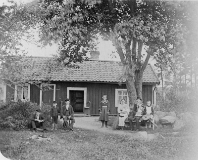 Till Hanna Emma

" Kära helsningar till Eder undrar hur Ni mår nu för tiden. Wälkomna snart till Sommen vi sender ett vykort af .....? om Ni känner igen oss. Henning .....? hon var borta. Wenligen Johansson ( ? )