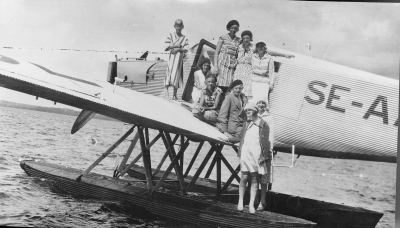 (Ingen pappkopia) Södra Vi Krön 1931 Albin Ahrenberg pilot pojken på vingen Carl-Olof Winqvist.   Okänd

Planet är en Junkers F 13 och de planen tillverkade man mellan 1919 och 1932. Typen var det första civila helmetallplanet. 
Pilotens cockpit var inte helt slutet så denne fick utstå elementens raseri i alla dess former och utöver detta tillkom ju den intensiva luftströmmen från propellern som satt framför. Ett jobb för den sanna friluftsmänniskan.
Passagerarutrymmet var däremot slutet och till och med uppvärmt. Planet kunde också utrustas med vanligt landningsställ vilket kanske var det vanligaste.
Uppgiftslämnare Jan Sandgren, Bua, Halland
