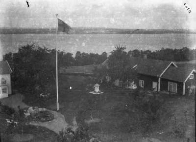 Vy över Krön. Krönbadens pensionat i vänstra hörnet. Huset finns kvar än idag men det byggdes om kraftigt i slutet av 1930-talet och fick då sitt nuvarande utseende. Vennebjörke



Dok.080221/RS