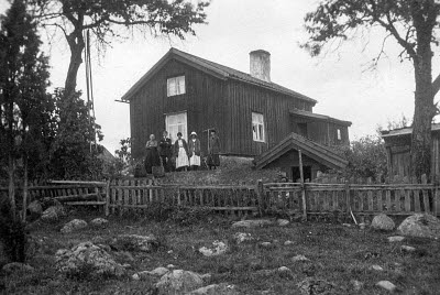 Södra Bäck, Vimmerby Stadsförsamling. ( Västra Skogen ) ca 1920.    Södrabäck  Baksida och gavel          
