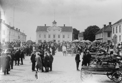 Marknadsbild från Vimmerby. Museet  Barkmans affär syns till höger. 