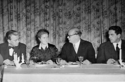 Från  vänster 1.  Lars V. Lindén, riksdagsman och Kommunalborgmästare i Vimmerby,  2. Ester Blad, lärare, 3. Ruben Wagnsson, landshövding,  4. Anders Blad, lärare.    