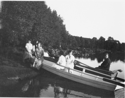 Allan Wallden, Lis-Karin och Aina Ängqvist, Sigrid Wahlberg ,Tekla Karlsson, Sofi Karlsson,
Gråehus juni 1935

Dok. 090623/SJ