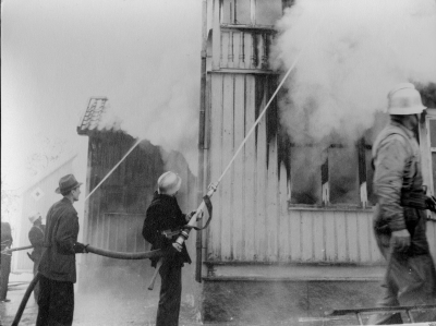 Församlingshemmet brinner, från vänster Kurt Pettersson, Staffan Wettermark.  