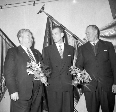 Avtackning ?
Från vänster Hugo Stenberg 
? Larsson

Dok.101130/KG