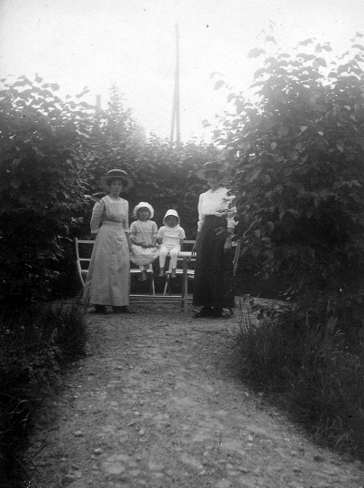 "Okända damer, Maddi o Henrik"   Nordströms