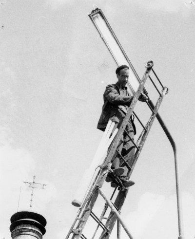 Enar Fredrikssson även kallad "söltallen" byter lampor.  