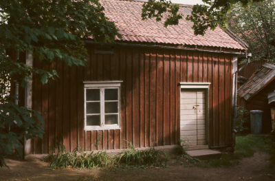 Hus träd dörr hänglås

090420/KG