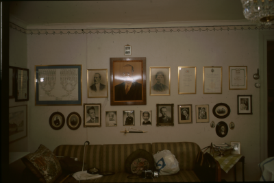 Tavlor foton diplom soffa 
090511/KG