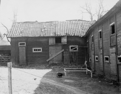 Gården vid före detta Enellska fastigheten, nuvarande Vimmerby Tidning före rivningen 1959, då brandkåren hade en tävling där. 