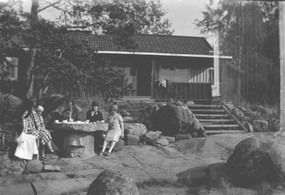 Fem damer vid Krönbadet 1910-talet.
Sigrid Wahlberg. Fru Forssell, Fröken Forssell vid Krönbaden. T.E.
