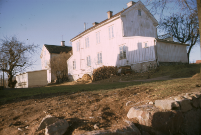 Hus baksidan 

090423/KG