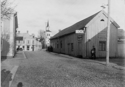 1925 Sevedegatan 1920-talet Se stavningen på Bensin, en elev vid samrealskolan fick anmärkning på en skrivning när han använt samma stavning. På den platsen ligger nu (1950-talet) Konsums lokaler T.E