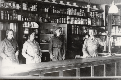 Fr.v. 1. Elvira Nilsson gift Ståhl (död), 2. Greta Karlsson affärsbiträde Vimmerby, 3. Anders Ekberg (sedan glasmästare), 4. Karl Larsson Vimmerby, Törnqvist affär, Sevedegatan. 