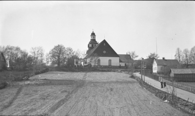 Södra Vi kyrka
Gående personer på infartsväg från Sund



Dok.080221/RS
