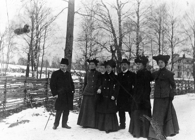 Prästgårdsvägen, från vänster  1. Otto Winell,  banktjänsteman  4. Borgmästare Otto Wahlberg  5. Edit Malmberg, född Westberg. 