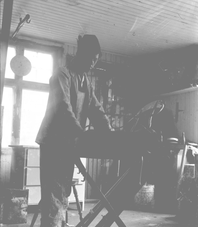 Ung hantverkare i verkstad.