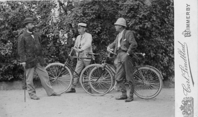 Från vänster  1. Karlsson, bankdirektör  2. Otto Wahlberg, borgmästare, död 1913 ogift.  3. Torsten Tengvall son till doktor Tengvall Vimmerby, sekelskiftet. 