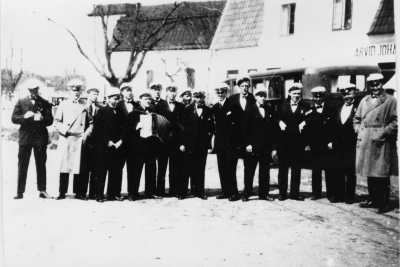 Vimmerby manskör i Horn. 1. Theodor Gustafsson deucopeur, 2. Harry Karlsson snickare, 3. Charlie Ericson konstnär, 4. Ture Blom, 5. Dan Johansson frisör, 6. Folke Haller skulptör, 7. Eric Westerberg Kom. Assistent, 8. Sven Ericson lagerförman, 9. Tage Anderssonverkmästare, 10 .Erik Lindgren brevbärare,l 11. Axel Lilja kontorist, 12. Folke Kask  åkare, 13. John Ericsson snickare, 14. Einar Pålsson guldsmed, 15. Helge Norman fabrikör, 16. Thure Hammargren urmakare död. 17. Rickard Olsson köpman död.     