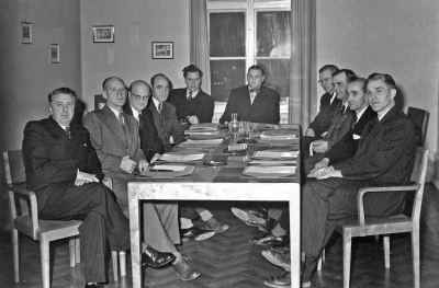 Vimmerby drätselkammare.Från vänster, Nils Ståhl fabrikör, Ragnar Gustavi läroverksadjunkt, Ragnar Karlsson nykterhetsombudsman, Håkan Andersson stadsingenjör, Erik Älgevik stadskamrer, Tore Lundgren bensinförsäljare, Lars V. Lindén kommunalborgmästare, Oscar Leander gummireparatör, Ossian Åberg järnarbetare, Per Möller mätningsman. Målarna.  