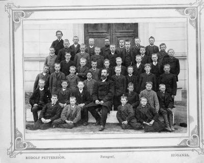 1)  2)  3) Folke Nilsson, Viby 4) Axel Ekström, 5) Konrad Lindgren, Trekanten 6) Martin Dahlin, Plåtslagare 7) Nisse Malmgren 8) Gustav Svensson ( järnvägen )  9) Axel Nilsson ( Tomta ) 10) Carl August Killander 11) Konrad Lind. Birum 12)  13) Gustaf Gustafsson, Skillingarum 14)  15) Sten Nyberg, Kullen 16)  17) August Nilsson, Mosshult 18) Emil Lang Skillingarum 19)  20)  21)  22)  23)  24)  25) Hilmer Rundqvist 26 Robert Liljeblad Storebro 27  28 Axel Karlsson. Biby 29  30 Oscar Lindgren, Trekanten 31 Hjalmar August Tidman, Kyrkoh. f. 1855 d. 1909 32 Karl Nordén, Åbro 33  34  35 Verner Lang, Älåkra 36 Abbe Johansson Nygård 37  38  39 Axel Nilsson, Stångågatan 44  40 Johan Jonson, 41 Carl Larsson, Kampbacken 42 Konrad Fasth, Kallersnäs   Kyrkoherde  Hjalmar August Tidmans läsbarn i Vimmerby år 1895    T.E.