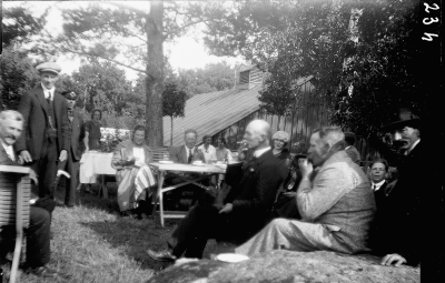 Hällebacka handelsträdgård

Många av bilderna i mappen Hällebacka kan lika gärna vara tagna kring Lidhem Locknevi.Trädgårdsmästare Johan Edvard Johansson flyttade till Hällebacka 1928 och byggde antagligen upp huset och handelsträdgården för Hällebacka omnämns inte i församlingsboken innan de flyttar dit. Johansson var trädgårdsmästare på Lidhem innan de flyttade till Vimmerby, därför är många bilder tagna där. Johan Edvard var gift med Alma Persdotter och det är deras fyra barn som förekommer på många bilder i den här mappen, Alma, Elsa, Nils och Erik Johansson. 

