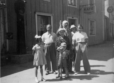 G. A. på väg till Stockholm, framför Hornwalls hus i Gamleby midsommaren 1937. Jane, Sigrid, Hans Erik, Hans Göran, Gretel Wahlberg, Ingrid Forss.

Dok.090630/SJ